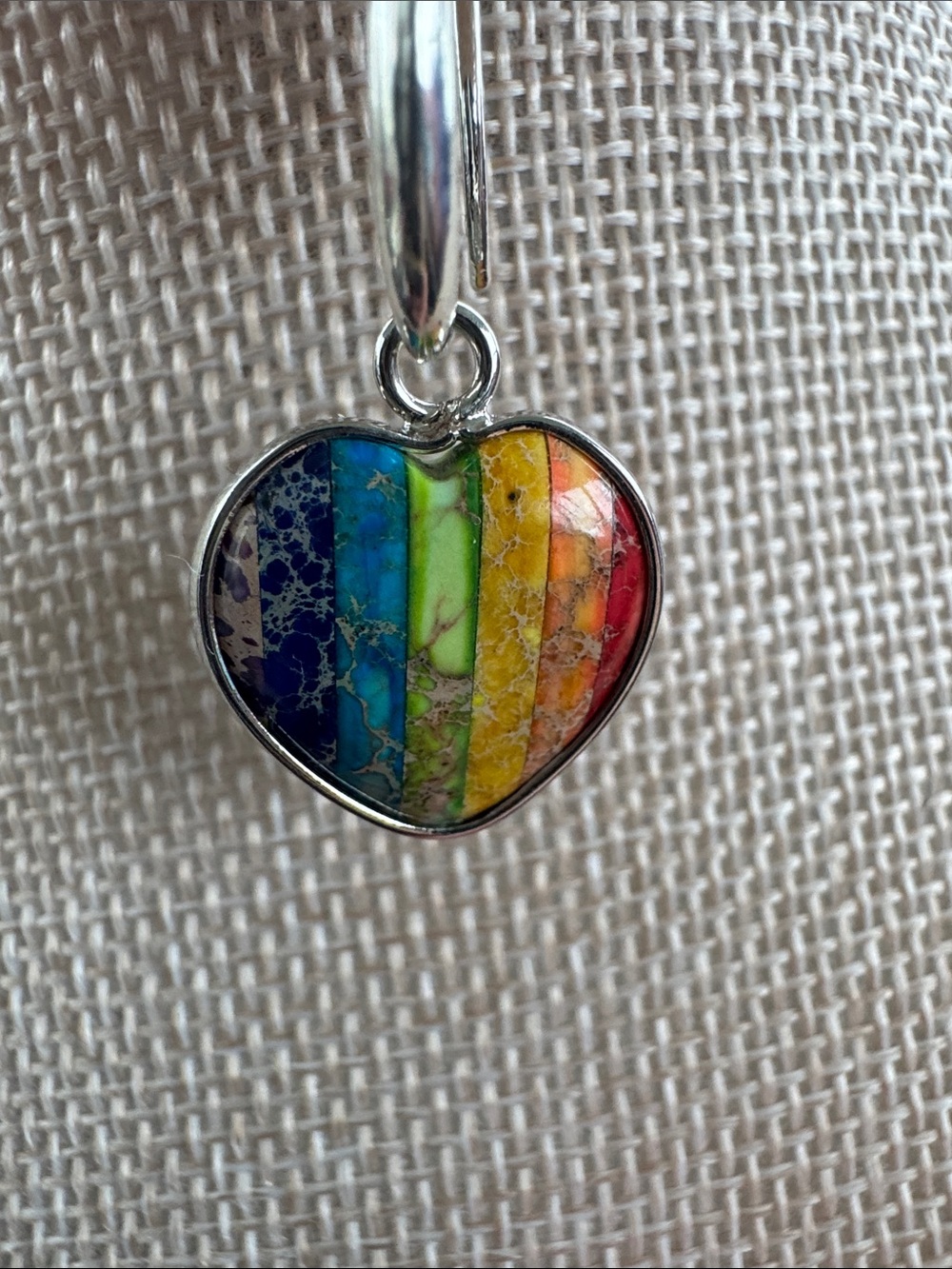 NWT Cape Diablo Silvertone Chakra Heart Earrings - Picture 3 of 4